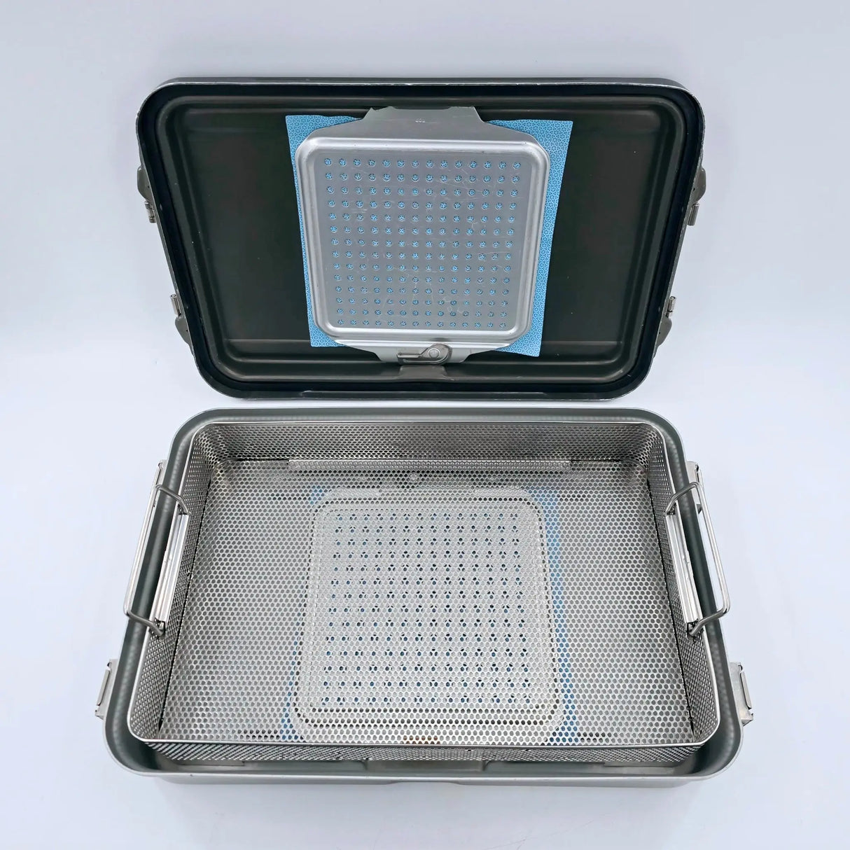 V. Mueller CD2-4B Genesis Mid-Length Sterilization Container w/ Lid & Tray 4" V. Mueller